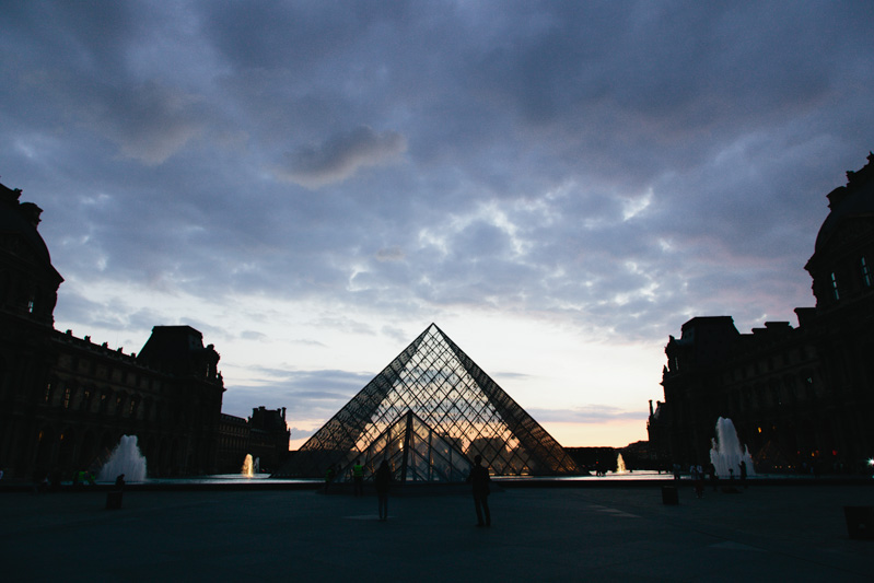 louvre-museum-courtyard-night-photo-paris