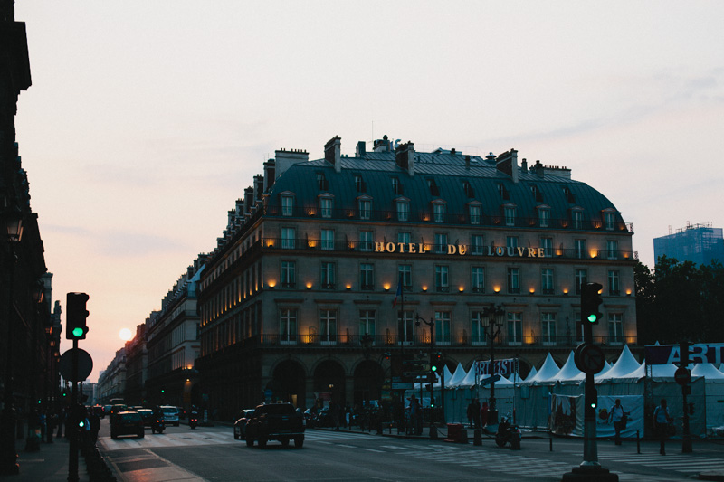 paris-sunset-photo-hotel-du-louvre-paris-street-photo