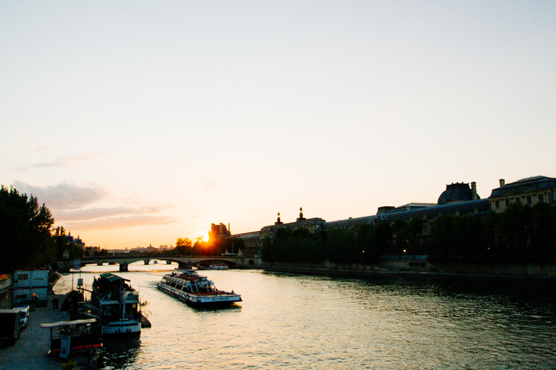 paris-travel-sunset-seine-pont-neuf-photos