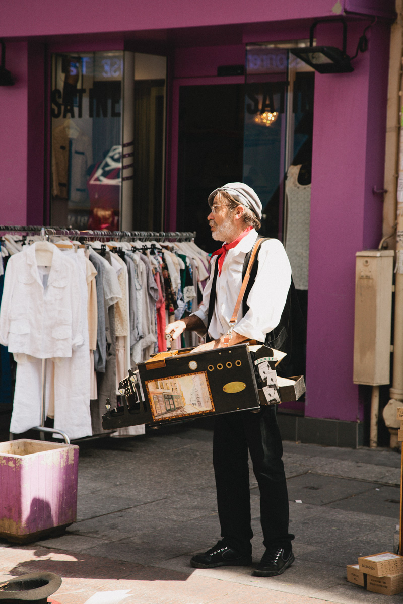 paris-travel-photos-rue-cler-market-street-performer