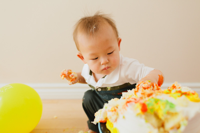 1-year-cake-smash-photos-janice-yi-photography