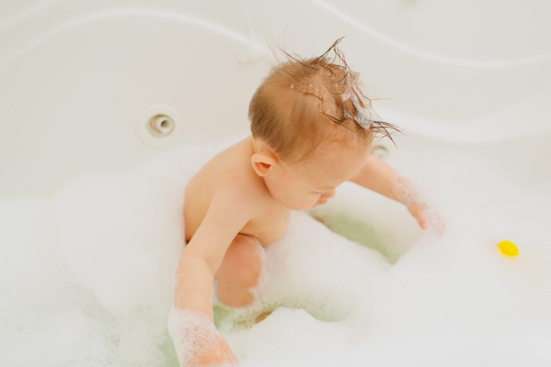 toronto-baby-photographer-bathtime-photos-janice-yi-photography