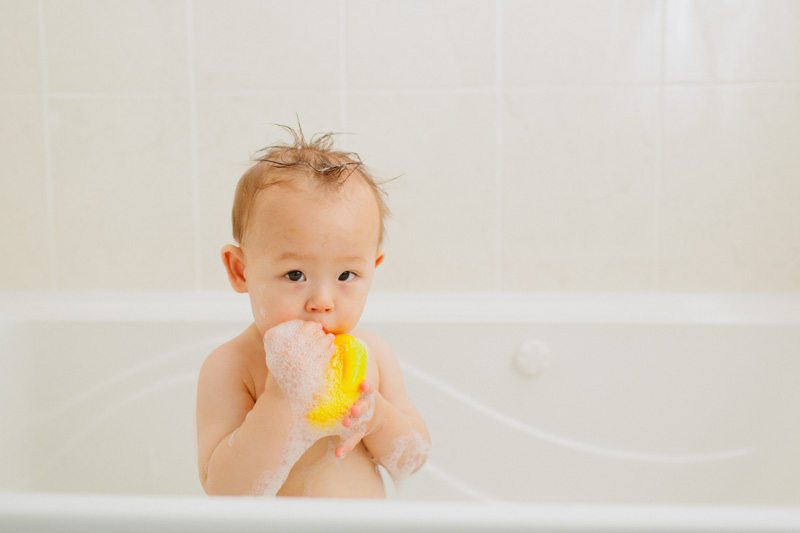 documentary-style-baby-photography-bath-time-photos-janice-yi-photography