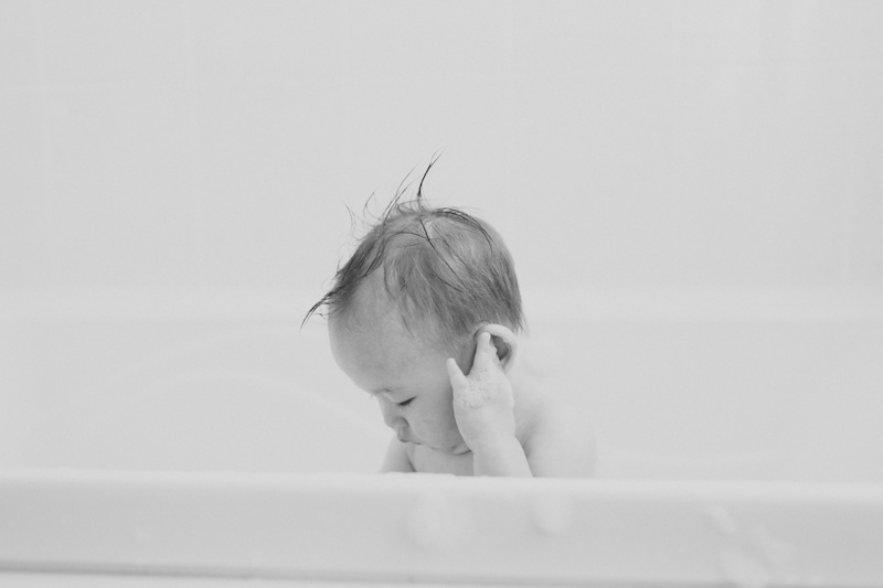 documentary-style-baby-photography-bath-time-photos-janice-yi-photography