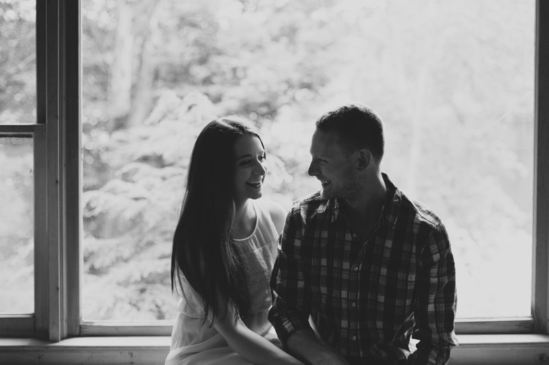 relaxed engagement photos