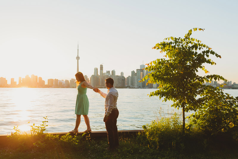 engagement photos toronto skyline