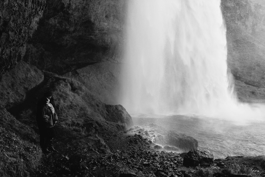 Seljalandsfoss couples pictures